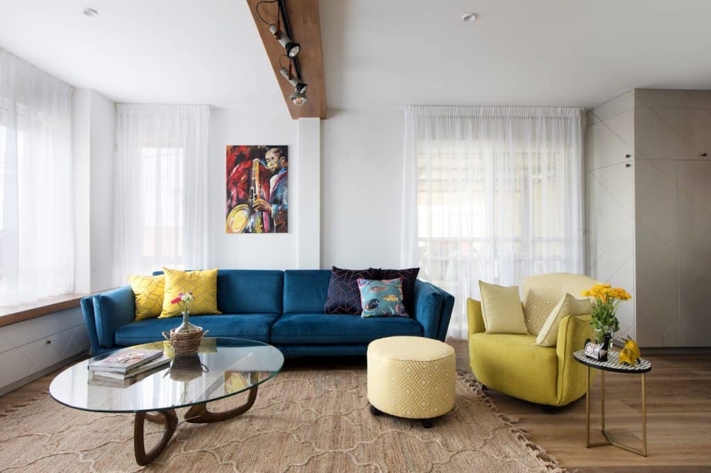 עיצוב סלון יוקרתי וצבעוני על ידי אלה מורגן